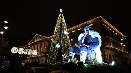 Miles de pamploneses y pamplonesas disfrutaron con la comitiva del Olentzero este miércoles, 24 de diciembre