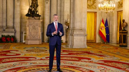 El rey Felipe VI pronuncia el tradicional mensaje de Nochebuena en el que hace balance de un año que ha sido complicado en la política tanto nacional como internacional y en el que se ha conmemorado el 50 aniversario de la restauración de la monarquía y los inicios de la transición a la democracia.