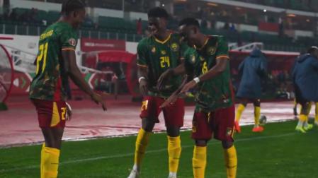 Etta Eyong celebra el gol junto a sus compañeros