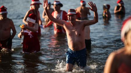 Docenas de personas se han animado a bañarse en el lago berlinés de Orankesee el día de Navidad
