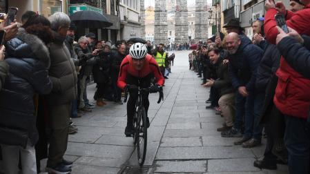 El exciclista profesional Pedro Delgado durante su participación en la 90 edición de la Carrera del Pavo celebrada este jueves, día de Navidad, en Segovia