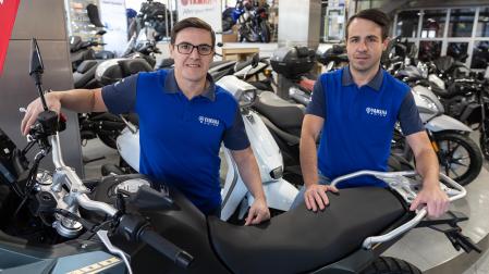 De izquierda a derecha, los hermanos Sergio y Alberto Rodríguez, en el interior de las instalaciones Motos Rodríguez de Tudela