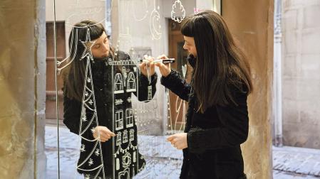 Irene Urdín decora con sus dibujos uno de los escaparates en el comercio tafallés.