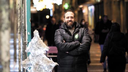 Nacho Moyano, entrenador y director deportivo de Anaitasuna además de seleccionador nacional júnior masculino de balonmano, posando en la calle de Mayor de Pamplona