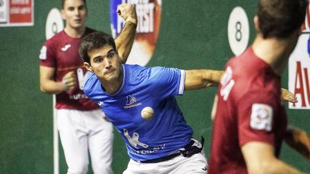 Zabaleta suelta un derechazo entre Artola e Imaz, ayer en el Astelena