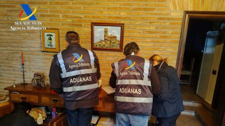 Miembros de la Agencia Tributaria, durante uno de los registros