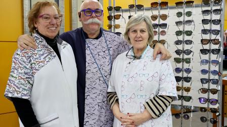 Teresa Valencia Ponce, Javier Iturralde Mendívil y Amaia Pérez Lasa en Óptica Aros
