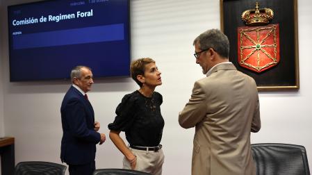 El consejero Óscar Chivite, la presidenta María Chivite y el parlamentario socialista Javier Lecumberri, minutos antes de una comparecencia parlamentaria