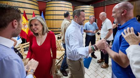 Cristina Ibarrola, Alejandro Toquero y Javier Esparza, en los minutos previos a celebrar un Consejo Político del partido en Olite el pasado junio.