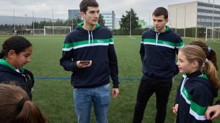 Los hermanos Carlos Rebolé, que se dirige a las jugadoras, y Sergio, a su lado, dirigen al equipo de Teresianas, en la categoría femenina, desde hace cuatro años