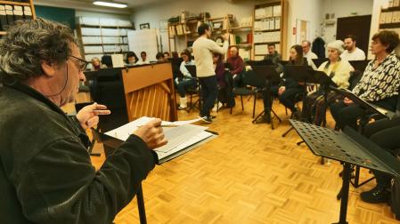Josetxo Goia-Aribe, durante un ensayo junto a la Coral de Cámara de Pamplona