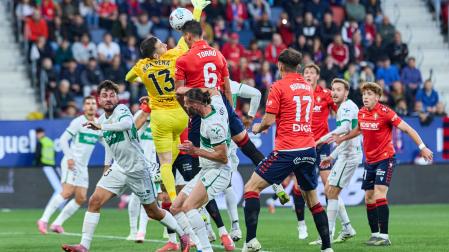 Lucas Torró se impone en un salto de cabeza en el partido contra el Elche