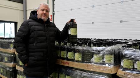 Carlos Suescun, gerente de la Cooperativa Agrícola San Isidro de Larraga, con el aceite