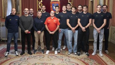 Los jugadores de la selección española de waterpolo durante su visita al Ayuntamiento de Pamplona