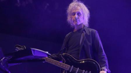 Fotografía del 10 de Diciembre de 2023 del guitarrista de la banda británica The Cure, Perry Bamonte, durante un concierto en el Movistar Arena de Bogotá (Colombia)