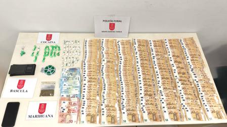 Drogas, efectos y dinero incautados durante el registro en el domicilio del detenido