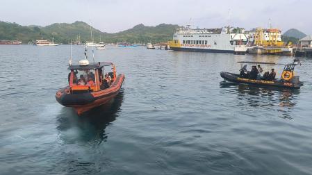 Equipos de rescate de Indonesia buscan este sábado a cuatro españoles, dos adultos y dos niños, que desaparecieron tras el naufragio de una embarcación cerca de la isla de Padar, al este de la turística Bali