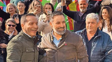 Santiago Abascal, junto a su candidato en Extremadura, Óscar Fernández, durante la campaña electoral