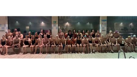 Foto de grupo de los nadadores que participaron en el décimo aniversario del Club Máster Navarra