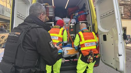Un agente de Policía Nacional y miembros de Emergencias, en el lugar del suceso