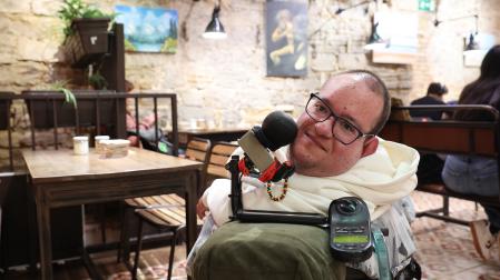José Luis Mora, en el café Fika de Pamplona donde se exponen sus obras