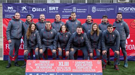 Los encargados de velar por el buen desarrollo del Torneo Interescolar son, arriba (de izda. a dcha.), Julen Hernández, Iván Pérez, Gorka Goñi, Javier Perujo, Jon Martín, Pablo García, Santiago Suescun, Miguel Martínez; abajo (de izda. a dcha.), Cristina Salcedo, Mikel López, Estíbaliz del Río, Javier Calvo, Patricia Asiain y Pablo Gastearena.