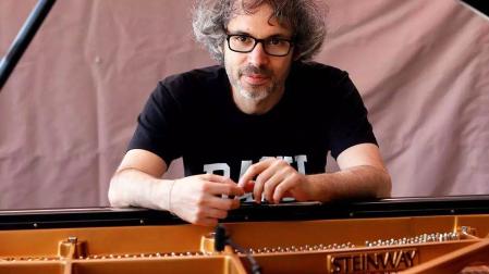 El pianista James Rhodes, que actuará mañana por primera vez en Baluarte