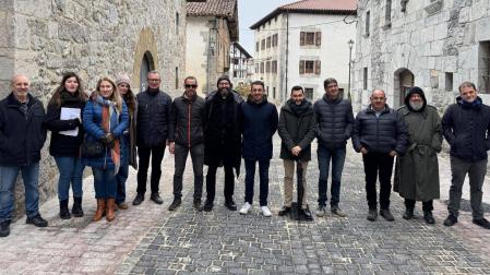 Asistentes a la inauguración de las calles rehabilitadas del Casco Antiguo de Lekunberri, Alde Zaharra
