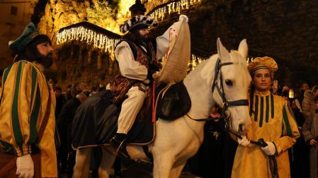 El pregonero de los Reyes Magos recorrió este 27 de diciembre las calles de Estella.