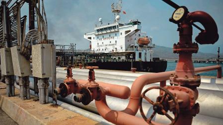 Un petrolero iraní se abastece en la refinería venezolana de El Palito, en esta imagen de archivo