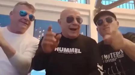 En el centro, Manuel Cortés, el concejal cesado, en el vídeo que difundió en sus redes sociales