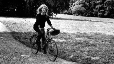 La actriz Brigitte Bardot posa en bicicleta para la agencia Magnum en 1961