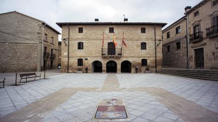 Vista del Ayuntamiento de Pitillas. Fue una de las localidades cuyas pechas recibió Philip de Navarra por su matrimonio