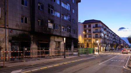 Vecinos afectados por un incendio en el Bazar bajo sus viviendas. L* Marcelo Celayeta 100, Pamplona