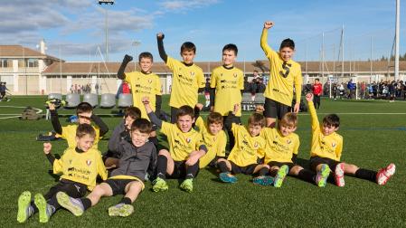Los jugadores del colegio Mater Dei de Ayegui celebran su pase a los dieciseisavos tras terminar la fase de grupos