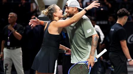 Aryna Sabalenkay Nick Kyrgios se funden en un abrazo tras el partido exhibición