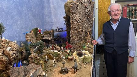 Jaime Moreno Nicolay junto al belén que ha hecho este año en su casa