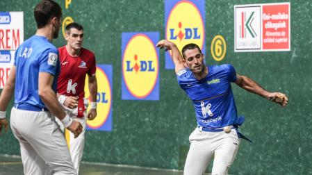 Jon Ander Albisu alcanza una pelota con Unai Laso al costado y Joseba Ezkurdia detrás, este domingo en el Ogueta