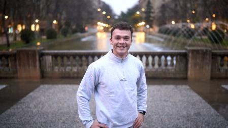 Iñaki Montes de la Torre afronta una nueva etapa en su vida personal y deportiva, con el regreso a Pamplona. En la imagen posa en la Plaza de la Libertad.
