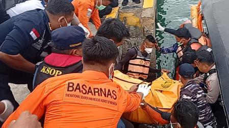 El Equipo de Búsqueda y Rescate de Indonesia (SAR) ha recuperado el cuerpo de una niña de las victimas del naufragio en las aguas cercanas al lugar donde desde el pasado viernes se busca a otros tres españoles desaparecidos