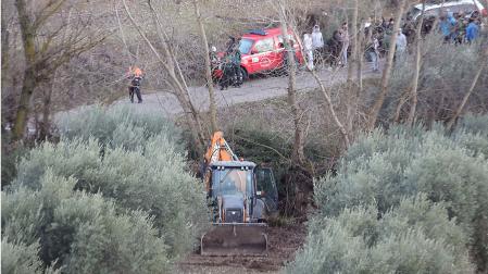 Labores de búsqueda de un joven que con su moto fue arrastrado por el agua en el arroyo de la Cañada, en el término municipal de Íllora, cuando pretendía cruzarlo. Ha sido hallado muerto este lunes