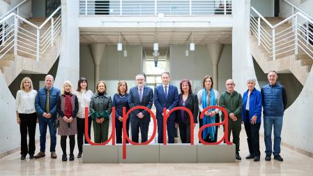 Personal jubilado asistente al acto. De izda. a dcha., Inés Gabari Gambarte, Juan José Zubiri Lujambio, Elsa Milagros Casanova Lamoutte, María Fátima Baigorri Romero, María José Quintana de Uña, Carmen Torres Ibáñez, el vicerrector de Profesorado, Luis Gandía; el rector, Ramón Gonzalo; Teresa Calvo Martínez, Inmaculada Algarra Ollo, José Miguel Mateo Celaya, Txelo Silanes Mediavilla y Alfredo Pina Calafi