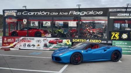 Una imagen del Camión de los Regalos, con el Ferrari azul aparcado delante