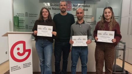El director gerente del Instituto Navarro de la Juventud, Txema Burgaleta, con los premiados