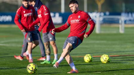 Javi Galán golpea el esférico con la izquierda durante su primer entrenamiento en las instalaciones de Tajonar