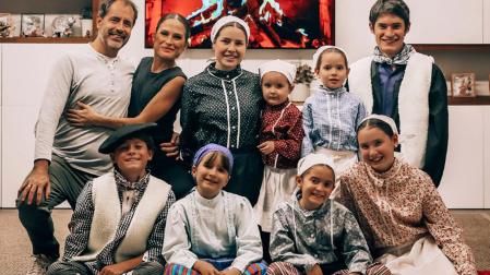 Estefanía Unzu, más conocida como Verdeliss, posa junto a su familia el pasado 24 de diciembre