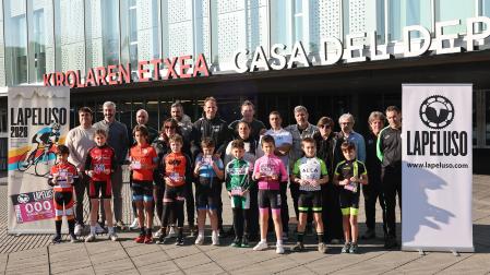 Representantes de las escuelas de ciclismo, junto a exciclistas profesionales navarros, y miembros de la organización de La Peluso