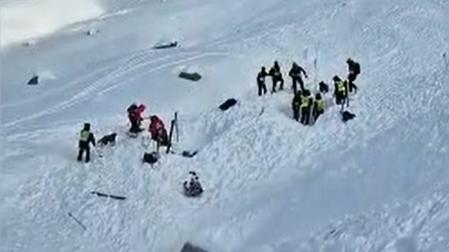 Los equipos de rescate trabajan en la zona del alud