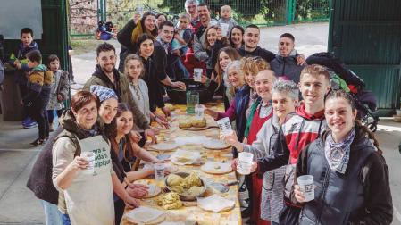 Vecinos de Mañeru que se reunieron en una jornada festiva en la localidad