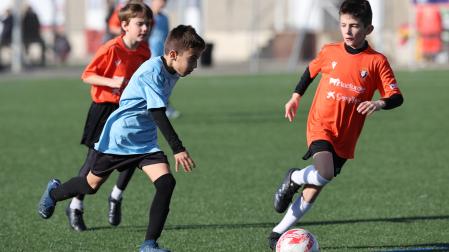 Dos rivales luchan por la posesión en uno de los últimos partidos de la fase de grupos del torneo mixto, que ya tiene decidido el cuadro de dieciseisavos